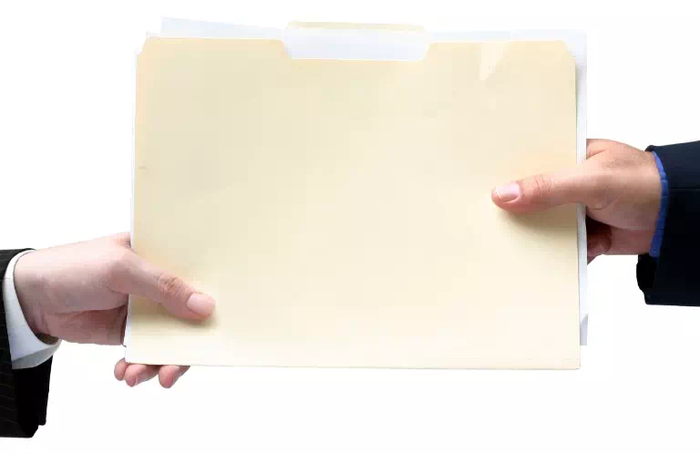 podanie kartki papieru